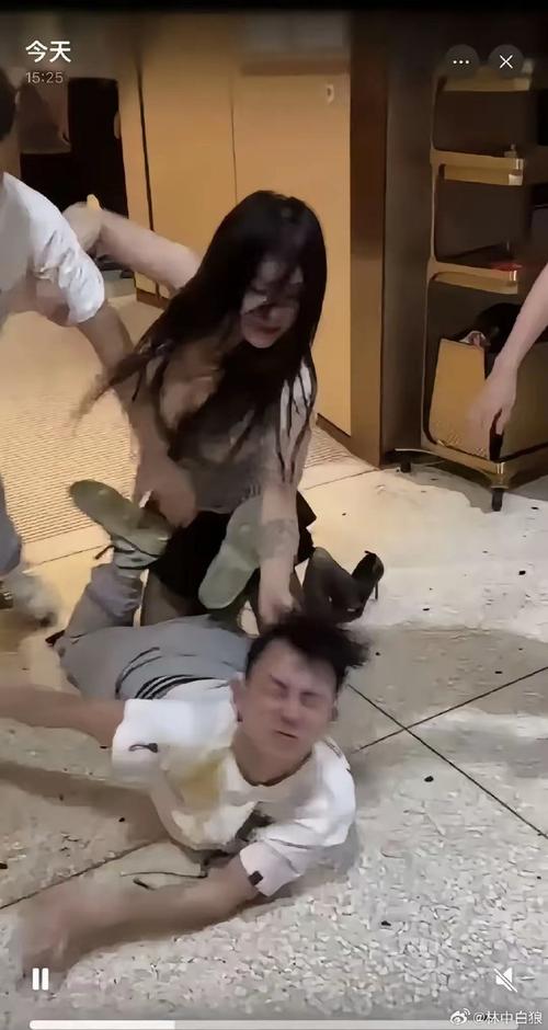 ˴